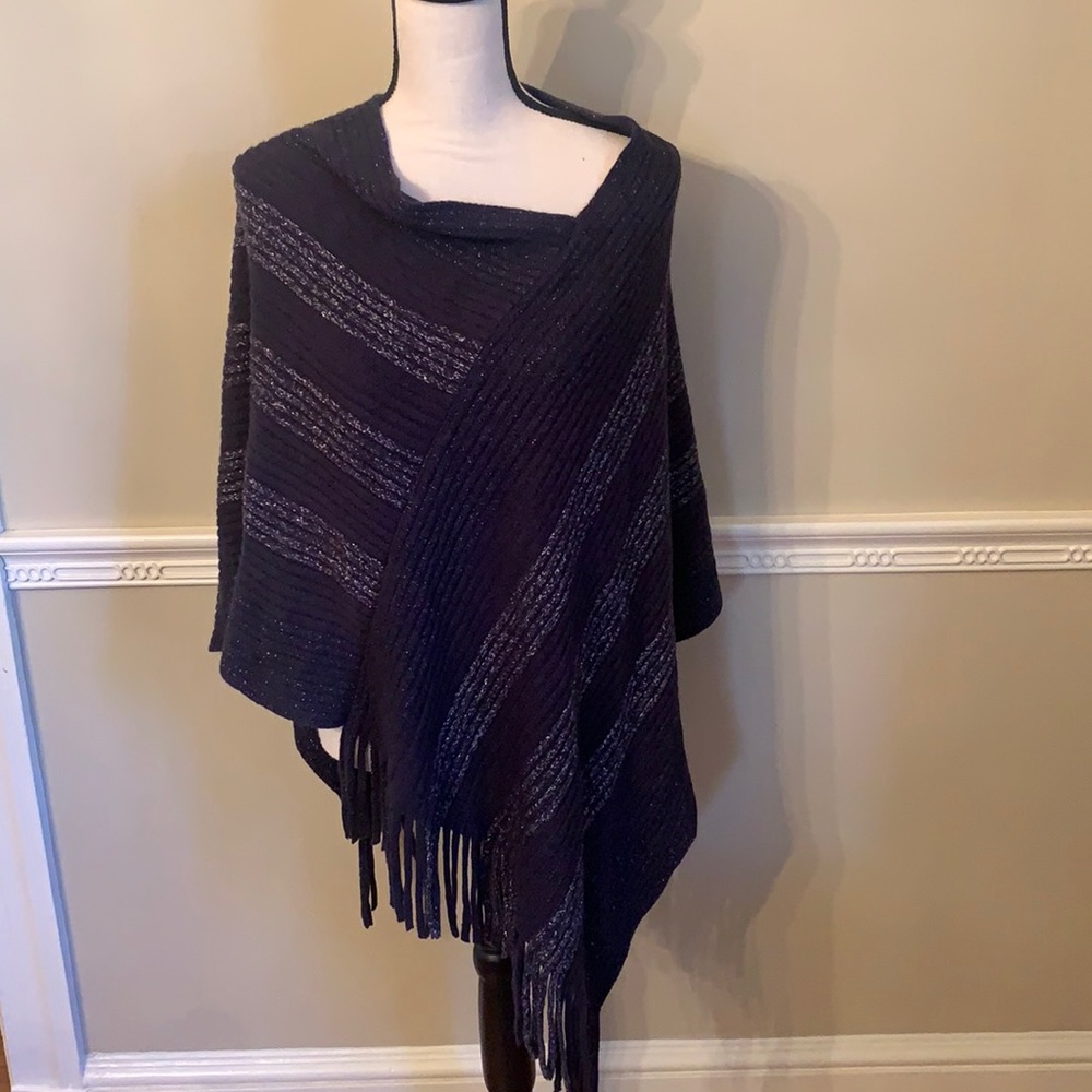 NWT Riah Fashion Poncho. OS